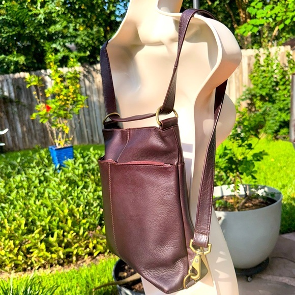 Vintage ▶️ Hobo International ◀️ Dark Cherry Brown Leather Convertible Backpack - Picture 1 of 17